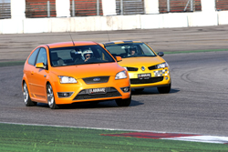 Mègane 2.0 T F1 Team R26 vs Focus 2.5 T 20V ST